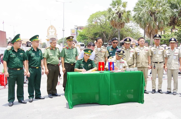 Campuchia trao trả 73 người lao động bất hợp pháp, có người bị truy nã Campuchia trao trả 73 người lao động bất hợp pháp, có người bị truy nã