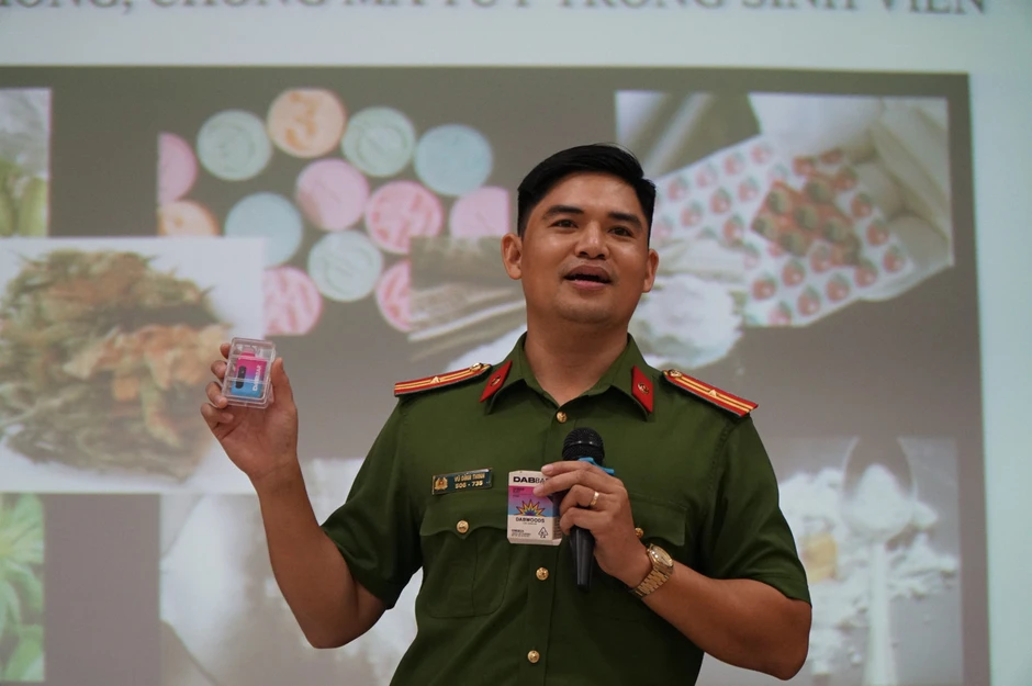 Cảnh báo 'xách hàng hộ người lạ' và ma túy trá hình kẹo, nước ngọt Cảnh báo 'xách hàng hộ người lạ' và ma túy trá hình kẹo, nước ngọt