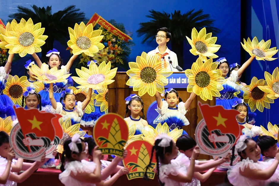'Cánh én' tuổi trẻ chắp cánh ước mơ cho thiếu nhi Việt Nam 'Cánh én' tuổi trẻ chắp cánh ước mơ cho thiếu nhi Việt Nam