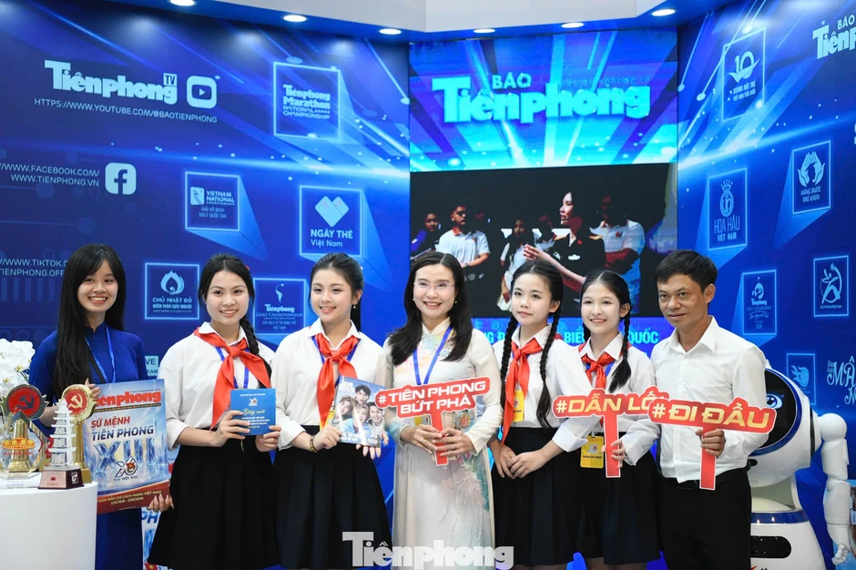 'Cánh én' tuổi trẻ chắp cánh ước mơ cho thiếu nhi Việt Nam 'Cánh én' tuổi trẻ chắp cánh ước mơ cho thiếu nhi Việt Nam
