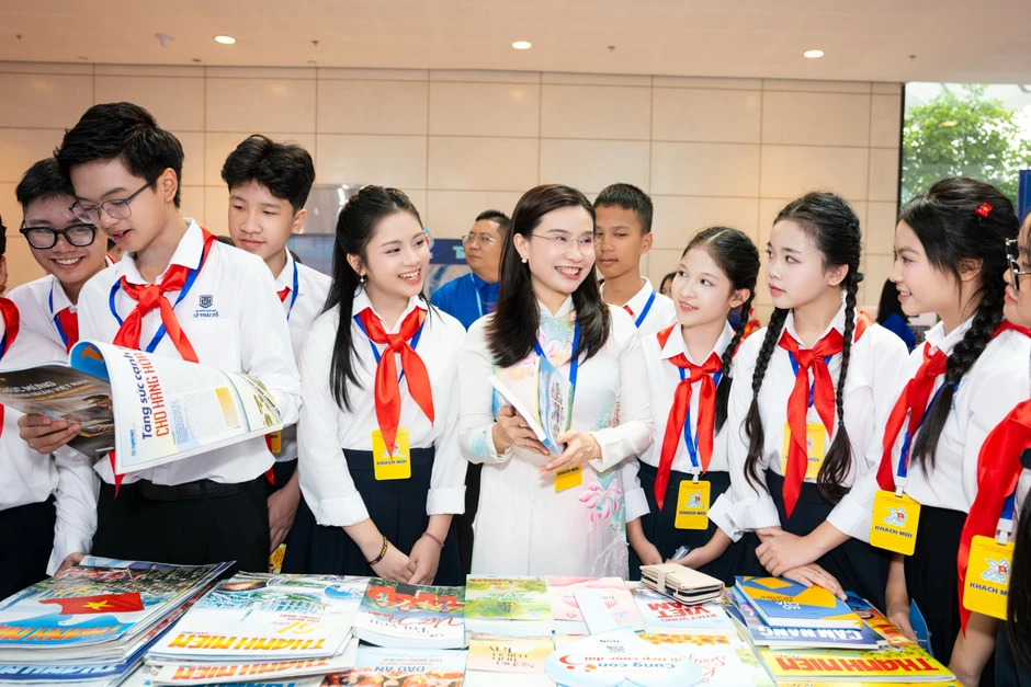 'Cánh én' tuổi trẻ chắp cánh ước mơ cho thiếu nhi Việt Nam 'Cánh én' tuổi trẻ chắp cánh ước mơ cho thiếu nhi Việt Nam