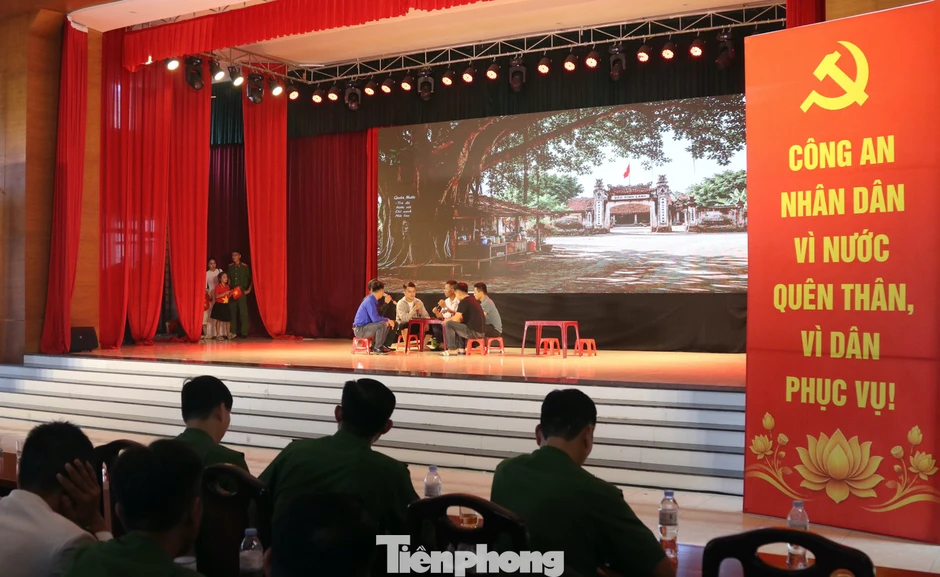 Cảnh sát cơ động làm 'diễn viên', đưa Nghị quyết Đại hội XIV của Đảng đến gần cán bộ, chiến sĩ Cảnh sát cơ động làm 'diễn viên', đưa Nghị quyết Đại hội XIV của Đảng đến gần cán bộ, chiến sĩ