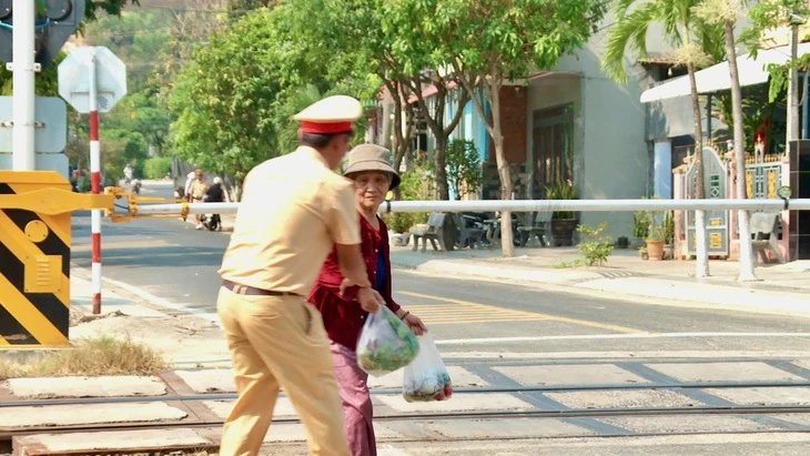 Cảnh sát giao thông kịp cứu bà cụ cố vượt qua đường sắt lúc tàu hỏa lao đến Cảnh sát giao thông kịp cứu bà cụ cố vượt qua đường sắt lúc tàu hỏa lao đến