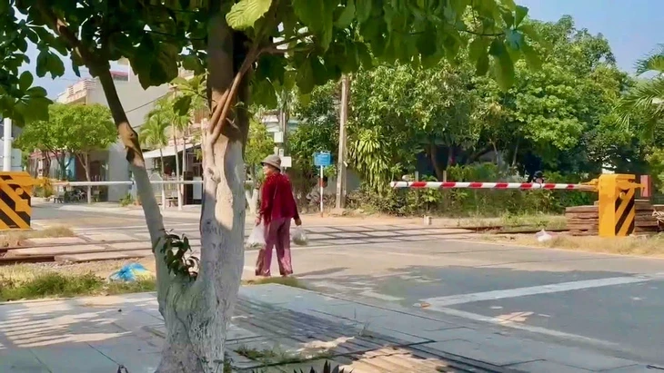 Cảnh sát giao thông kịp cứu bà cụ cố vượt qua đường sắt lúc tàu hỏa lao đến Cảnh sát giao thông kịp cứu bà cụ cố vượt qua đường sắt lúc tàu hỏa lao đến