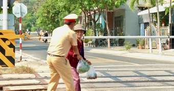 Cảnh sát giao thông kịp cứu bà cụ cố vượt qua đường sắt lúc tàu hỏa lao đến