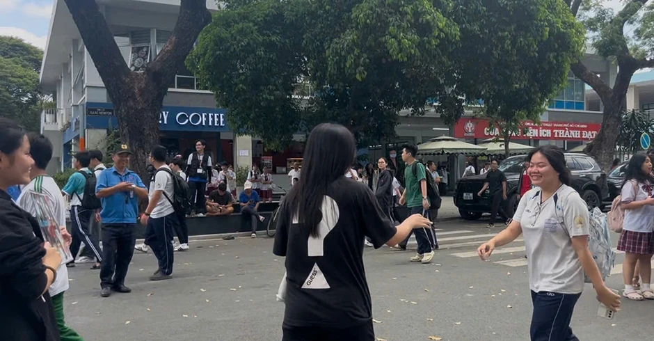 Cặp song sinh bí mật làm một chuyện sau kỳ thi, khiến cả điểm thi ngoái nhìn Cặp song sinh bí mật làm một chuyện sau kỳ thi, khiến cả điểm thi ngoái nhìn