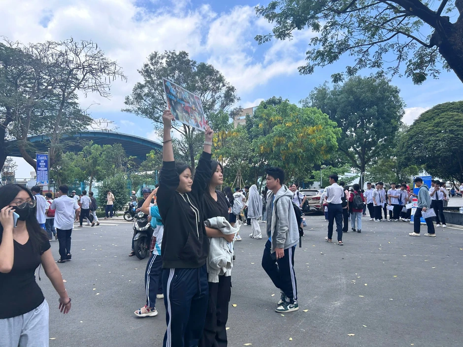 Cặp song sinh bí mật làm một chuyện sau kỳ thi, khiến cả điểm thi ngoái nhìn Cặp song sinh bí mật làm một chuyện sau kỳ thi, khiến cả điểm thi ngoái nhìn