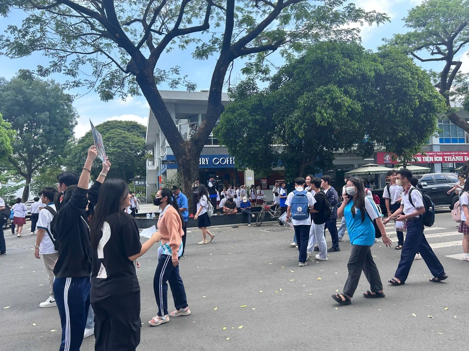 Cặp song sinh bí mật làm một chuyện sau kỳ thi, khiến cả điểm thi ngoái nhìn Cặp song sinh bí mật làm một chuyện sau kỳ thi, khiến cả điểm thi ngoái nhìn
