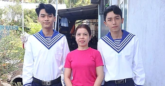 Cặp song sinh vào hải quân để rèn luyện