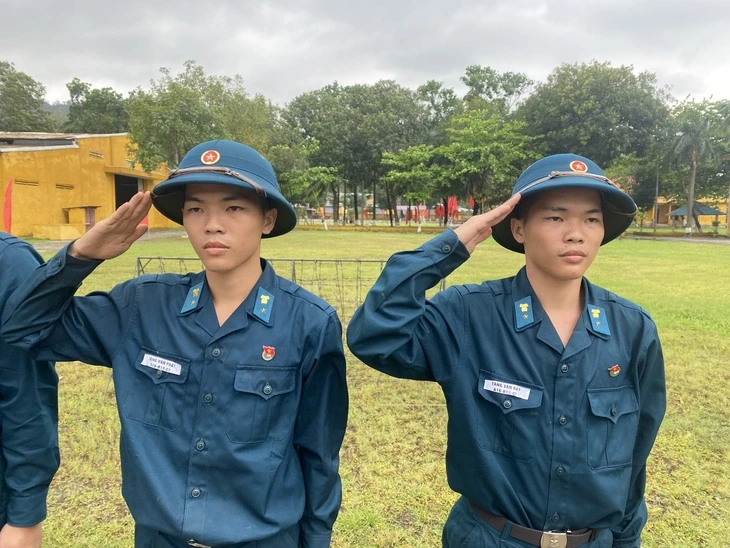 Cặp tân binh song sinh với câu chuyện đặc biệt trong đơn vị Phòng không - Không quân Cặp tân binh song sinh với câu chuyện đặc biệt trong đơn vị Phòng không - Không quân