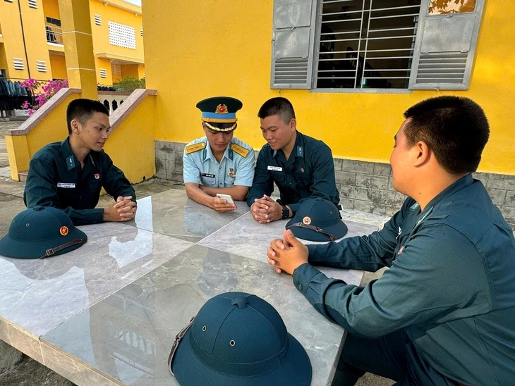 'Cầu nối' đặc biệt từ Sư đoàn 375 tới gia đình, nhiều cuộc gọi 'nóng' giải quyết vấn đề lớn 'Cầu nối' đặc biệt từ Sư đoàn 375 tới gia đình, nhiều cuộc gọi 'nóng' giải quyết vấn đề lớn