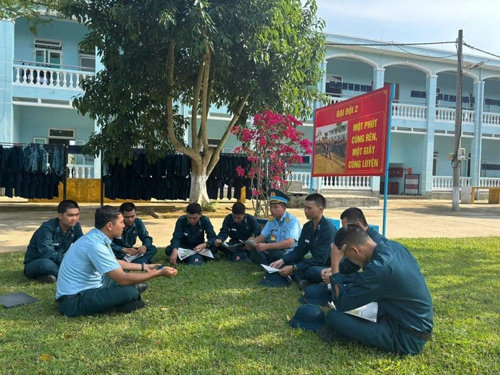 'Cầu nối' đặc biệt từ Sư đoàn 375 tới gia đình, nhiều cuộc gọi 'nóng' giải quyết vấn đề lớn 'Cầu nối' đặc biệt từ Sư đoàn 375 tới gia đình, nhiều cuộc gọi 'nóng' giải quyết vấn đề lớn