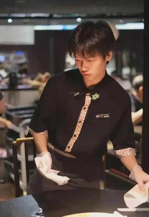 CEO mặc đồng phục học sinh: 19 tuổi vừa đi học, vừa điều hành công ty công nghệ CEO mặc đồng phục học sinh: 19 tuổi vừa đi học, vừa điều hành công ty công nghệ