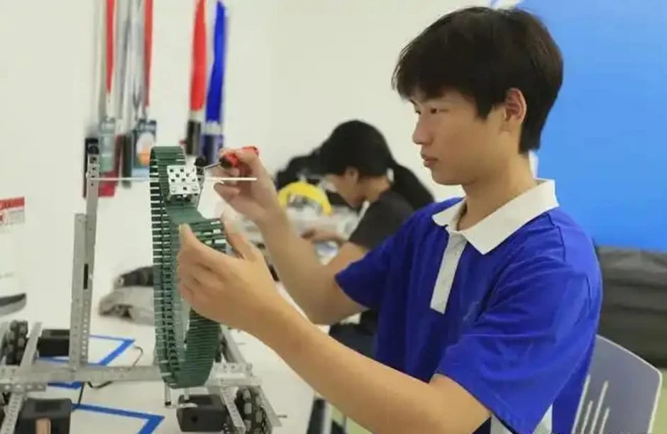 CEO mặc đồng phục học sinh: 19 tuổi vừa đi học, vừa điều hành công ty công nghệ CEO mặc đồng phục học sinh: 19 tuổi vừa đi học, vừa điều hành công ty công nghệ