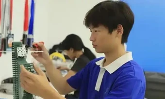 CEO mặc đồng phục học sinh: 19 tuổi vừa đi học, vừa điều hành công ty công nghệ