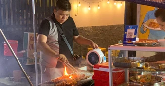 Chàng giám đốc bỏ việc về bán cơm chăm mẹ bệnh nặng