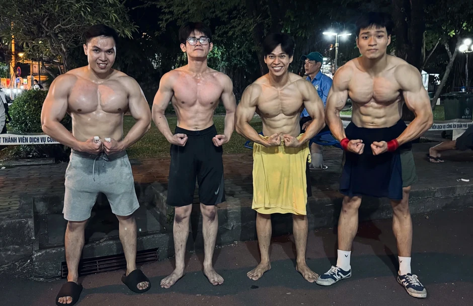 Chàng trai 6 năm tập thể hình ngoài đường phố vô địch cuộc thi sức bền Chàng trai 6 năm tập thể hình ngoài đường phố vô địch cuộc thi sức bền