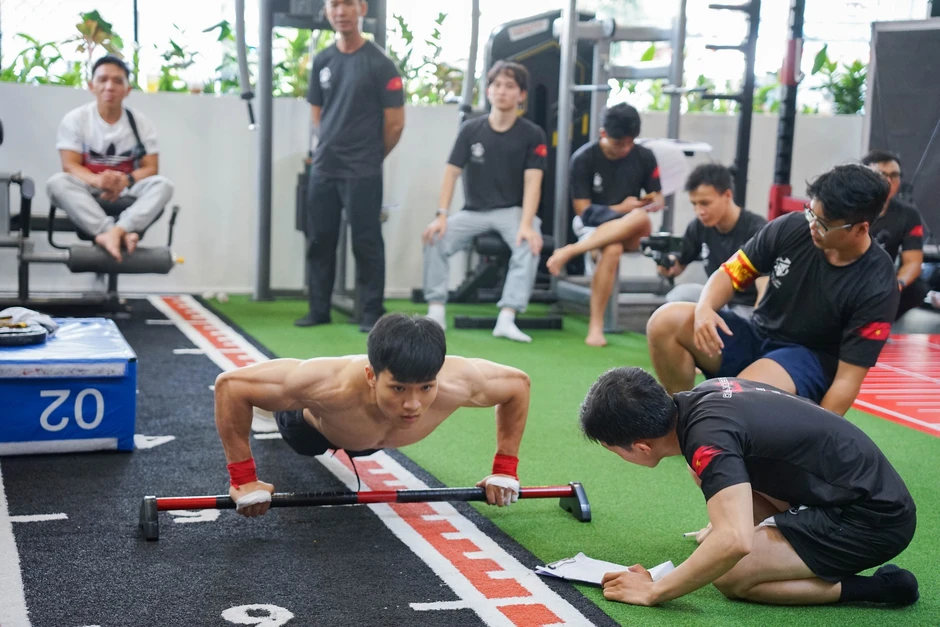 Chàng trai 6 năm tập thể hình ngoài đường phố vô địch cuộc thi sức bền Chàng trai 6 năm tập thể hình ngoài đường phố vô địch cuộc thi sức bền