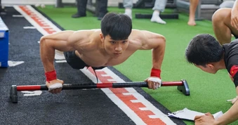 Chàng trai 6 năm tập thể hình ngoài đường phố vô địch cuộc thi sức bền