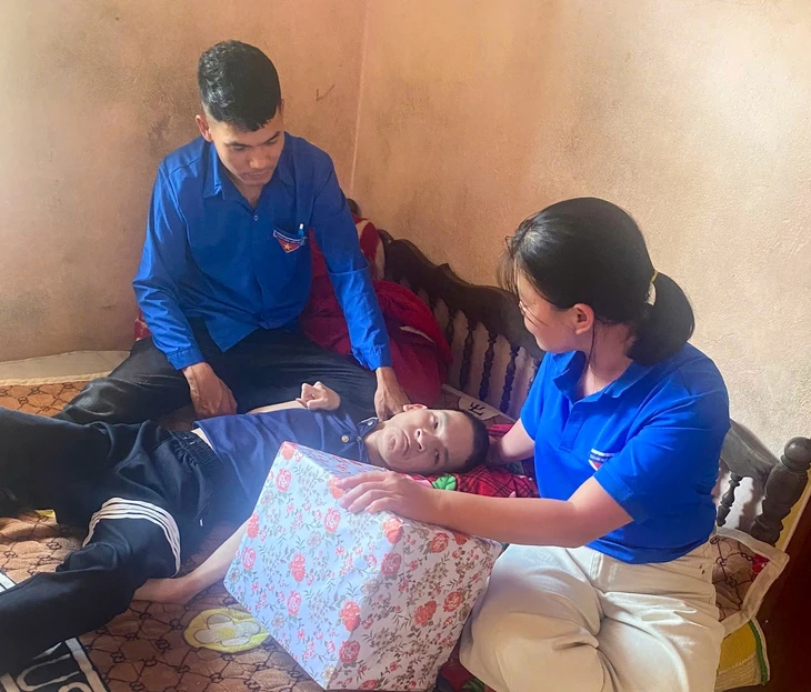 Chàng trai bại não làm TikTok bằng chân, có hơn 33.000 lượt theo dõi Chàng trai bại não làm TikTok bằng chân, có hơn 33.000 lượt theo dõi