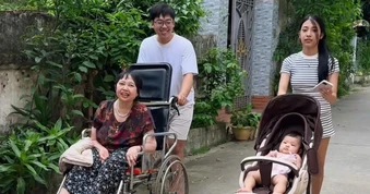 Chàng trai gác sự nghiệp, về nhà chăm sóc mẹ tai biến, bố ung thư