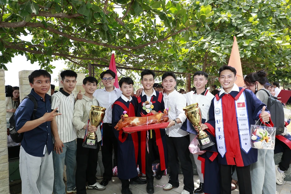 Chàng trai mang hẳn con heo quay 5 kg đến lễ tốt nghiệp tặng bạn