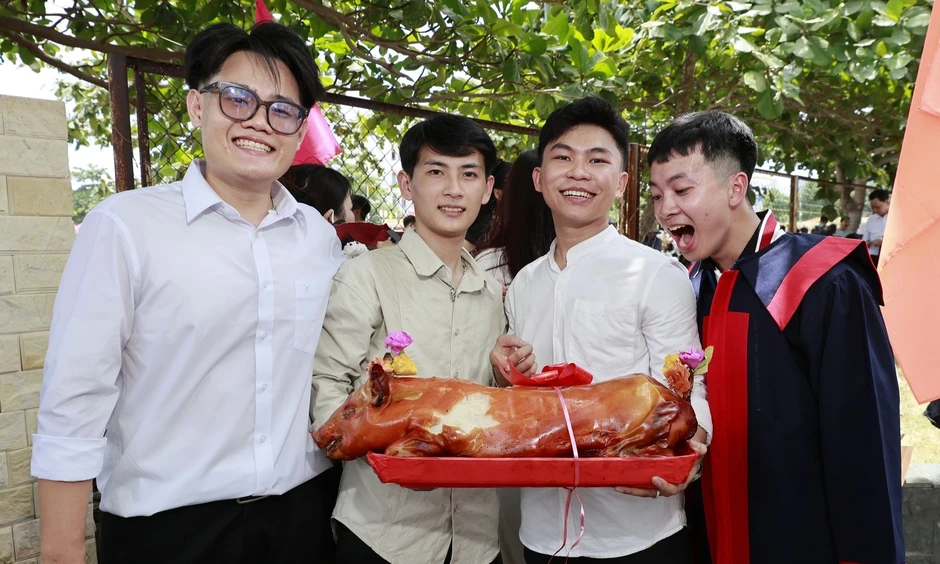 Chàng trai mang hẳn con heo quay 5 kg đến lễ tốt nghiệp tặng bạn