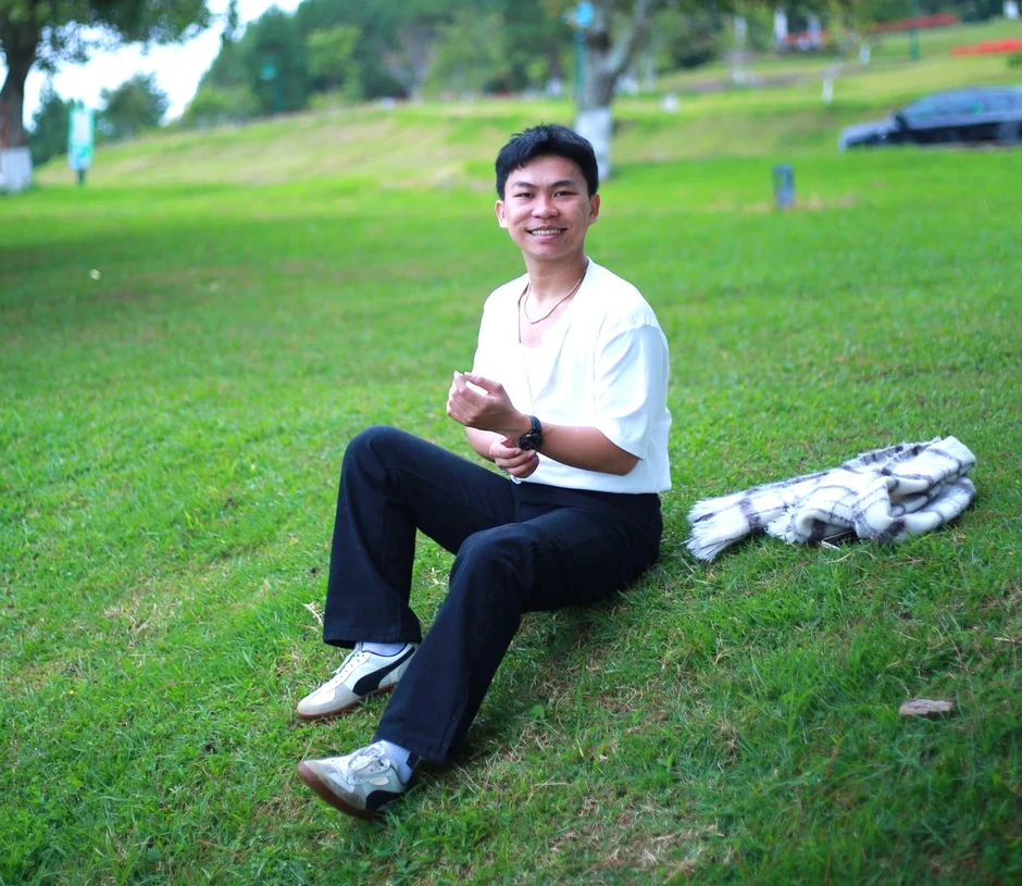 Chàng trai mang hẳn con heo quay 5 kg đến lễ tốt nghiệp tặng bạn