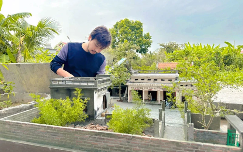 Chàng trai Ninh Bình làm mô hình nhà cổ Bắc Bộ, lưu giữ ký ức tuổi thơ