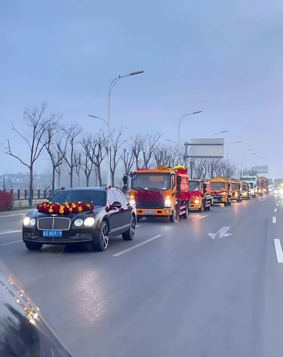 Chàng trai rước dâu bằng xe độc lạ Chàng trai rước dâu bằng xe độc lạ