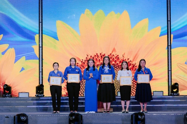 Chi đoàn phóng viên báo Tuổi Trẻ nhận giải thưởng Hồ Hảo Hớn năm 2026 Chi đoàn phóng viên báo Tuổi Trẻ nhận giải thưởng Hồ Hảo Hớn năm 2026