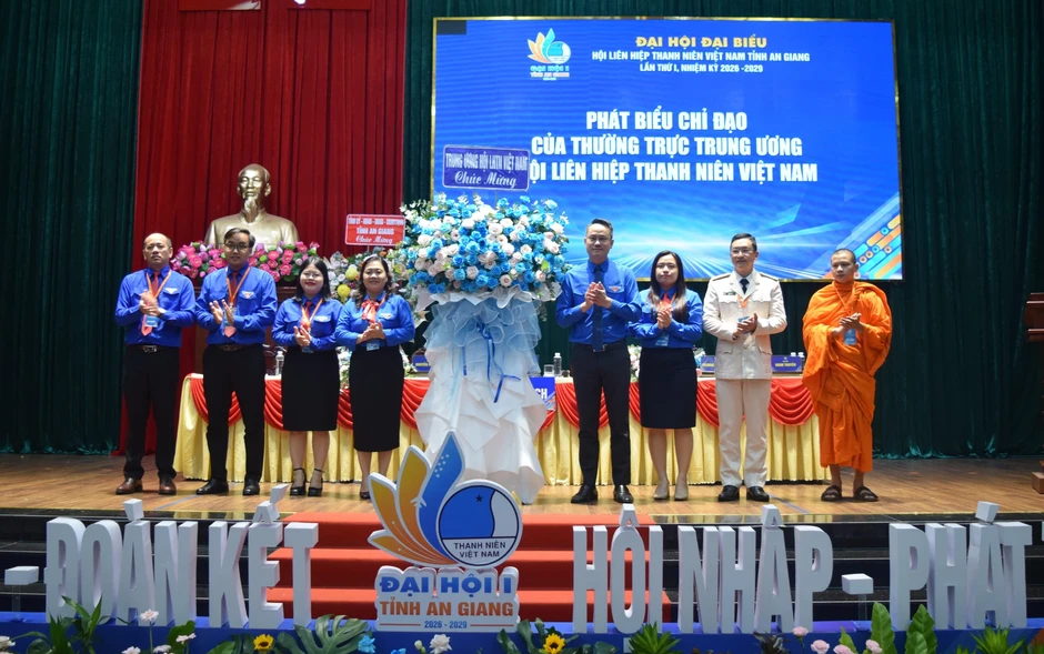 Chị Thị Phương Hồng giữ chức Chủ tịch Hội Liên hiệp thanh niên tỉnh An Giang Chị Thị Phương Hồng giữ chức Chủ tịch Hội Liên hiệp thanh niên tỉnh An Giang
