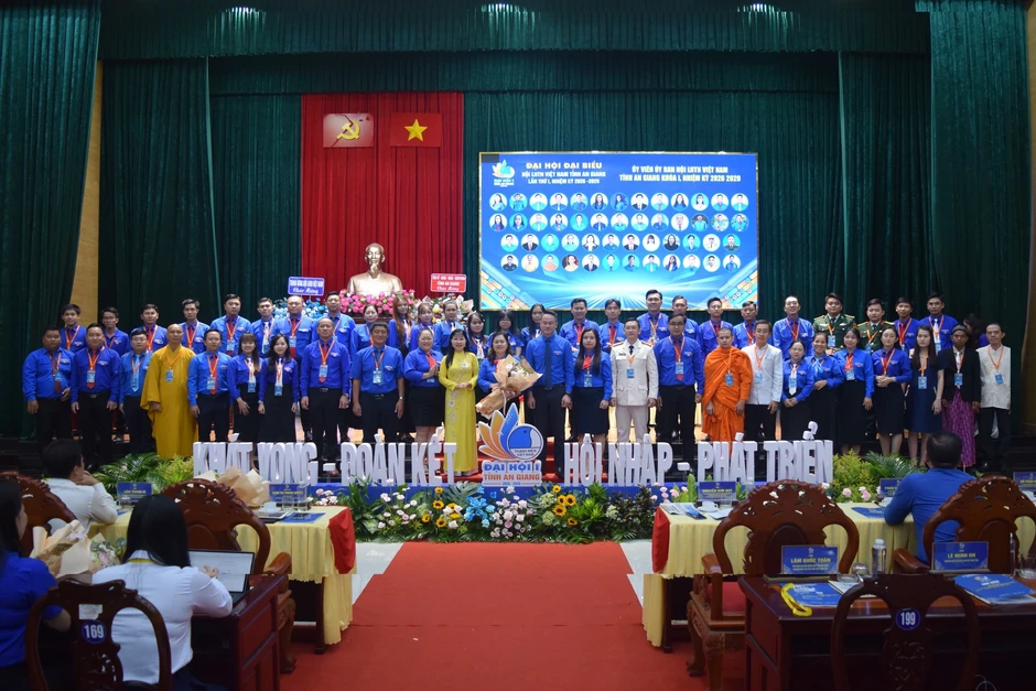 Chị Thị Phương Hồng giữ chức Chủ tịch Hội Liên hiệp thanh niên tỉnh An Giang Chị Thị Phương Hồng giữ chức Chủ tịch Hội Liên hiệp thanh niên tỉnh An Giang