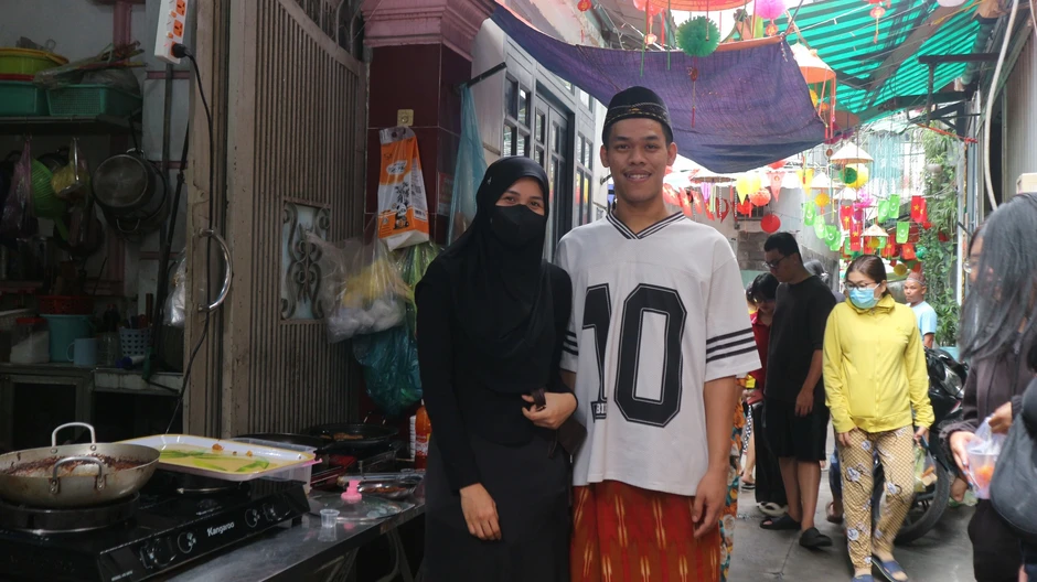 Chỉ xuất hiện 1 tháng/năm: Chợ Ramadan hẻm 157 chiều nào cũng cháy hàng Chỉ xuất hiện 1 tháng/năm: Chợ Ramadan hẻm 157 chiều nào cũng cháy hàng