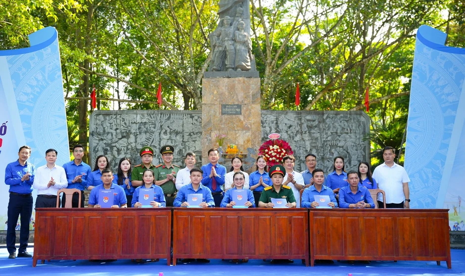 Chiến dịch Thanh niên tình nguyện hè 2026 tại Thanh Hóa được trao nguồn lực gần 400 triệu đồng Chiến dịch Thanh niên tình nguyện hè 2026 tại Thanh Hóa được trao nguồn lực gần 400 triệu đồng