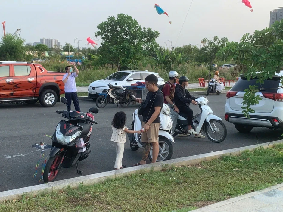 Chiều nào cũng đông kín: Bãi đất gần cầu Ba Son thành 'thiên đường thả diều'