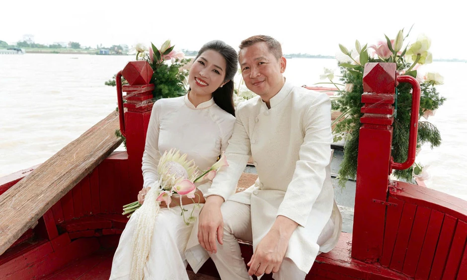 Chú rể 51 tuổi từ Pháp về Việt Nam cưới vợ, đem thuyền hoa đi rước dâu