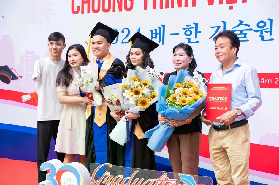 Chú rể mất 2 tay đón cô dâu vào lễ đường gây xúc động