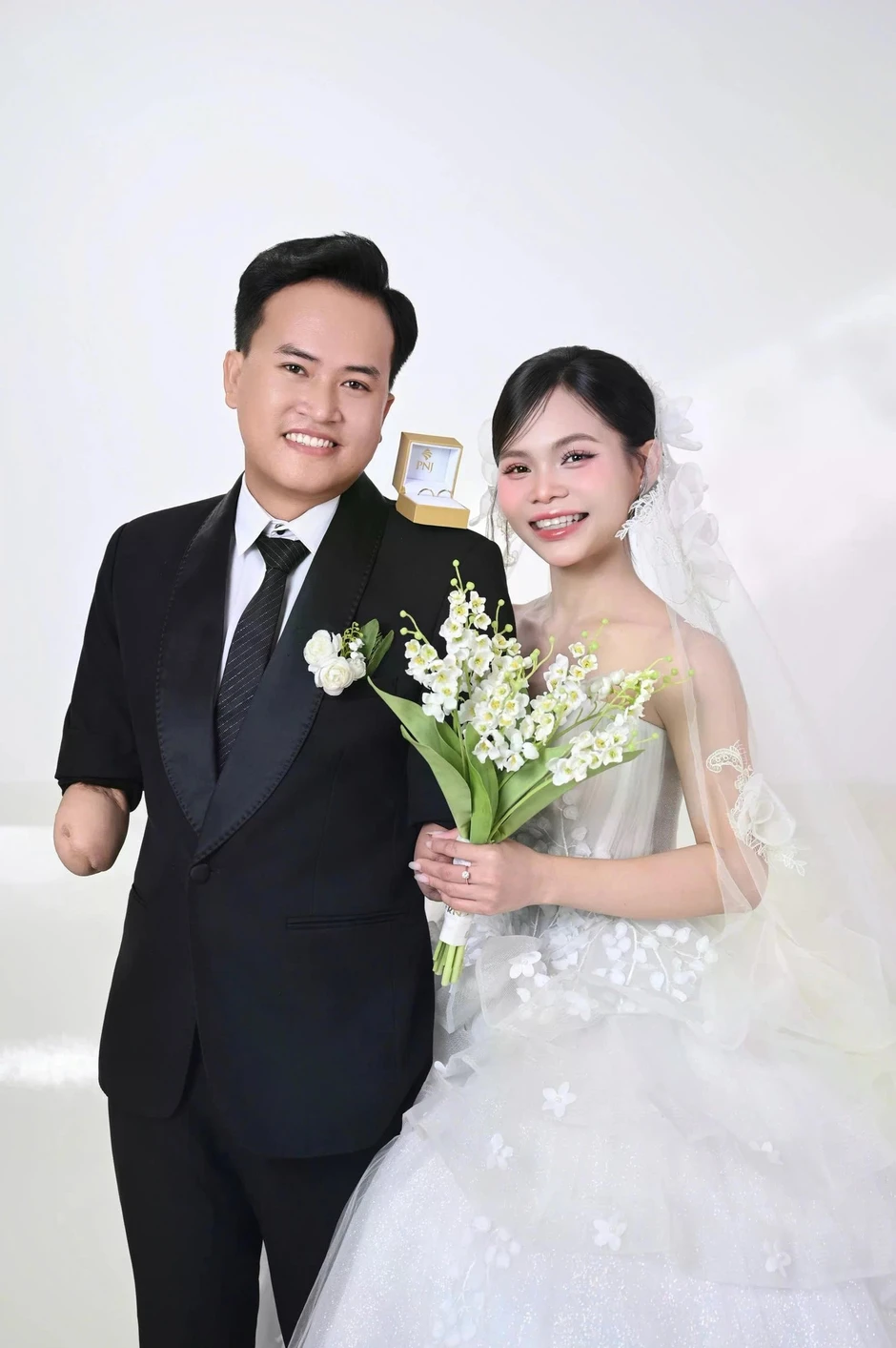 Chú rể mất 2 tay đón cô dâu vào lễ đường gây xúc động
