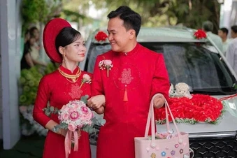 Chú rể mất 2 tay đón cô dâu vào lễ đường gây xúc động