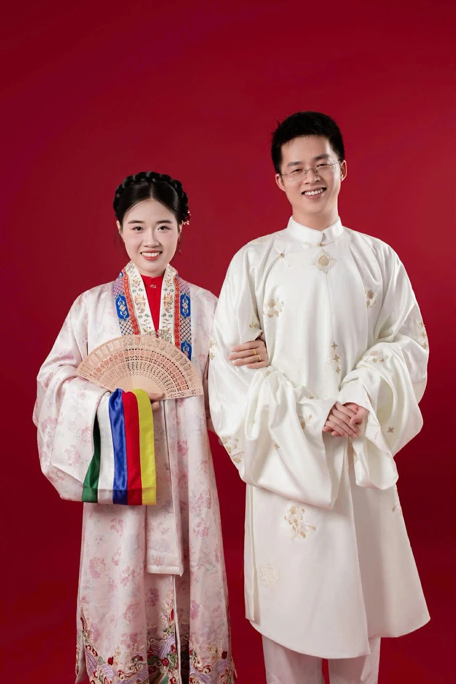 Chú rể người Trung Quốc hứa 'không đánh em' khiến hôn trường cười nghiêng ngả Chú rể người Trung Quốc hứa 'không đánh em' khiến hôn trường cười nghiêng ngả