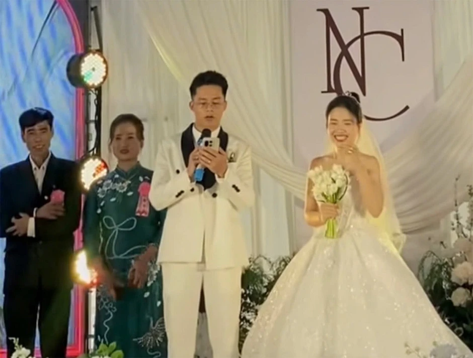 Chú rể người Trung Quốc hứa 'không đánh em' khiến hôn trường cười nghiêng ngả Chú rể người Trung Quốc hứa 'không đánh em' khiến hôn trường cười nghiêng ngả