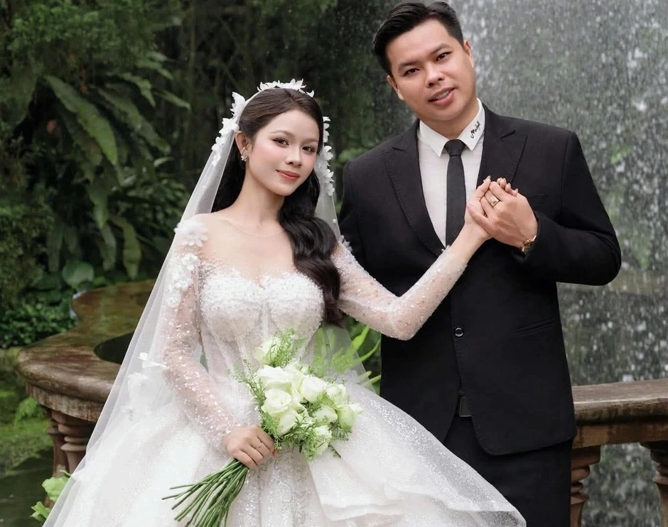 Chú rể viết rap kể chuyện tình, cô dâu hát ‘Nổi gió lên’ gây sốt mạng Chú rể viết rap kể chuyện tình, cô dâu hát ‘Nổi gió lên’ gây sốt mạng