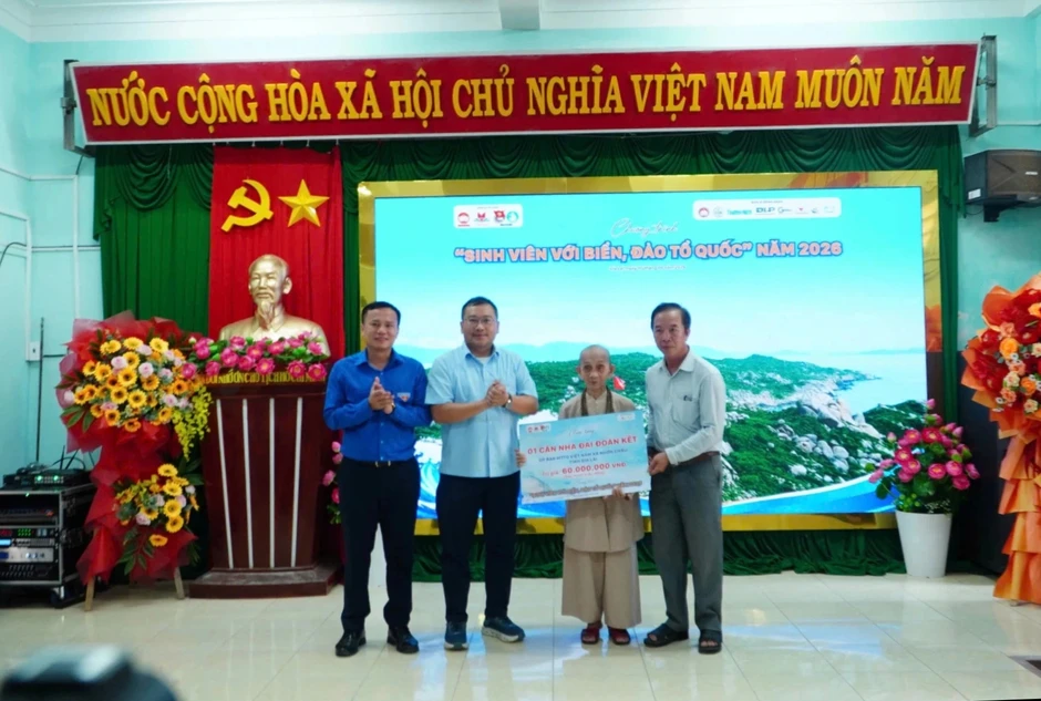 Chương trình Sinh viên với biển, đảo Tổ quốc: Hơn 200 triệu đồng đến đảo Nhơn Châu Chương trình Sinh viên với biển, đảo Tổ quốc: Hơn 200 triệu đồng đến đảo Nhơn Châu