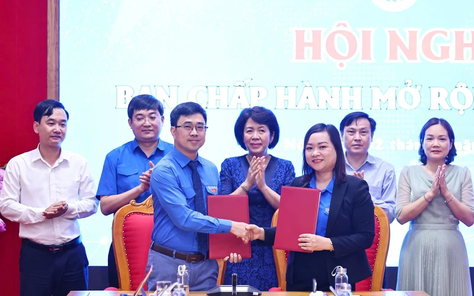 Chuyển giao 5 tổ chức Đoàn về Đoàn các cơ quan Đảng T.Ư Chuyển giao 5 tổ chức Đoàn về Đoàn các cơ quan Đảng T.Ư