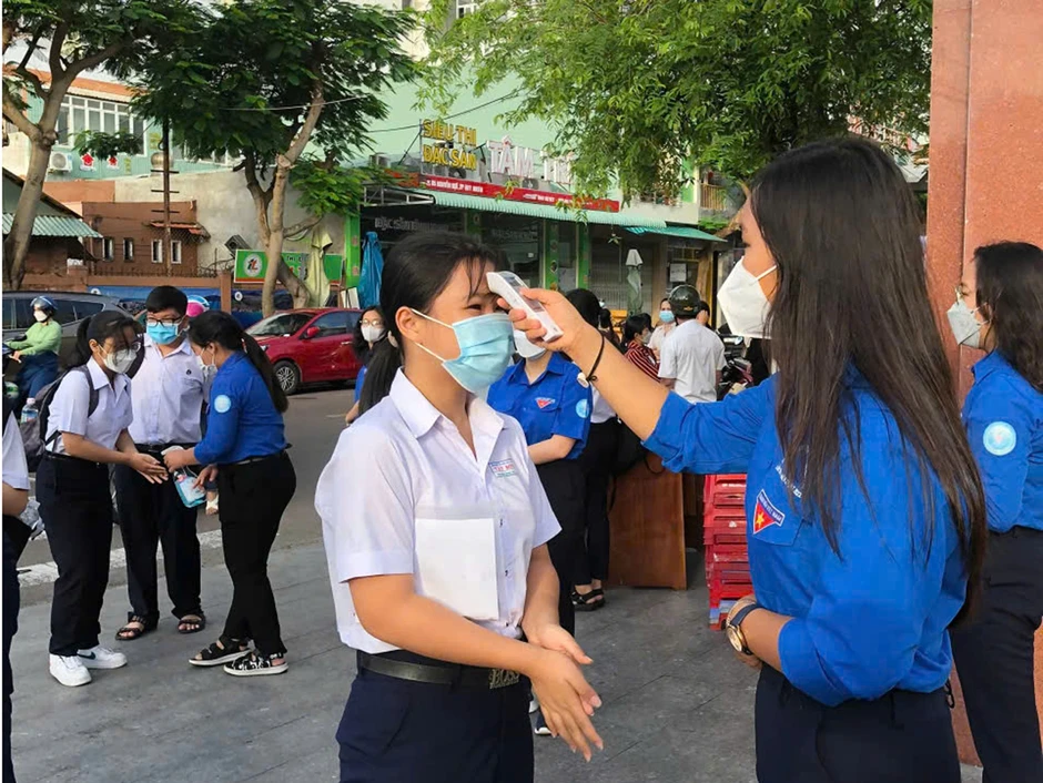 Chuyện tình đẹp bắt đầu từ những chai nước miễn phí trước cổng trường Chuyện tình đẹp bắt đầu từ những chai nước miễn phí trước cổng trường