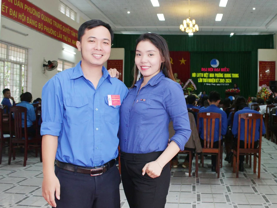 Chuyện tình đẹp bắt đầu từ những chai nước miễn phí trước cổng trường Chuyện tình đẹp bắt đầu từ những chai nước miễn phí trước cổng trường