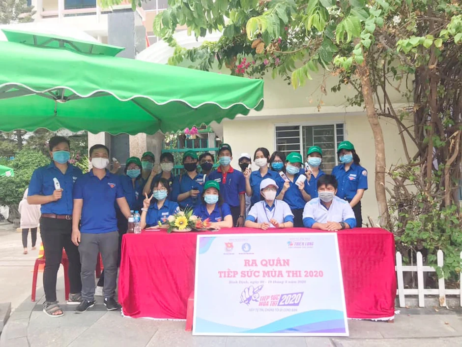 Chuyện tình đẹp bắt đầu từ những chai nước miễn phí trước cổng trường Chuyện tình đẹp bắt đầu từ những chai nước miễn phí trước cổng trường