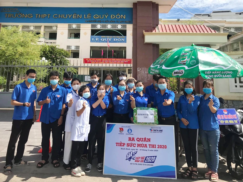 Chuyện tình đẹp bắt đầu từ những chai nước miễn phí trước cổng trường Chuyện tình đẹp bắt đầu từ những chai nước miễn phí trước cổng trường