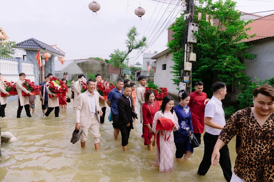 Cô dâu, chú rể xắn quần, lội nước làm lễ ăn hỏi Cô dâu, chú rể xắn quần, lội nước làm lễ ăn hỏi